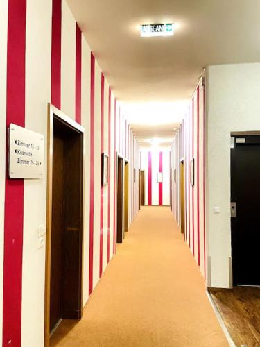 バート・グリースバッハにあるFeWo 20 - Appartement im Rottalblick - YoungModern wohnen, Tiere willkommen, Bademantelgang zur Therme, TV und Balkonのギャラリーの写真