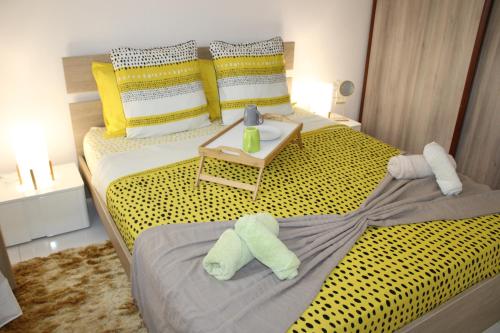 een slaapkamer met 2 handdoeken op een bed bij L'Awara - paisible et chaleureux in Cabassou
