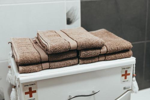 une pile de serviettes sur une étagère dans une salle de bains dans l'établissement Matias Apartment, à Valjevo
