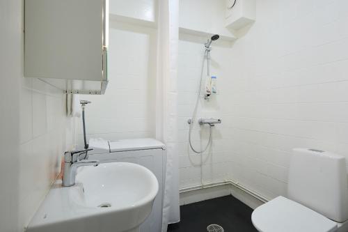 Koupelna v ubytování Tyylikäs kaksio, free Wi-Fi