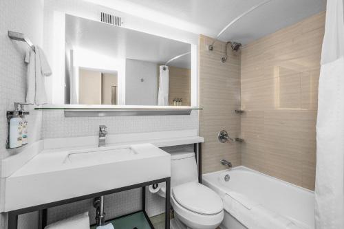 La salle de bains est pourvue d'un lavabo, de toilettes et d'une baignoire. dans l'établissement Holiday Inn San Francisco - Golden Gateway, an IHG Hotel, à San Francisco
