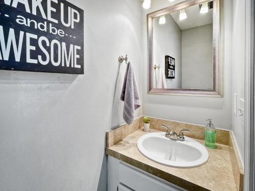 Un baño de Beautiful Clive 3br Duplex Wfireplace