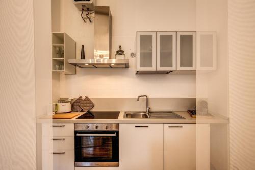 Køkken eller tekøkken på Elegant Apartment Behind the Colosseum