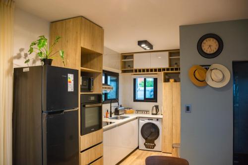 uma cozinha com um frigorífico preto e um lavatório em Casa Altiva em Estancia Vieja