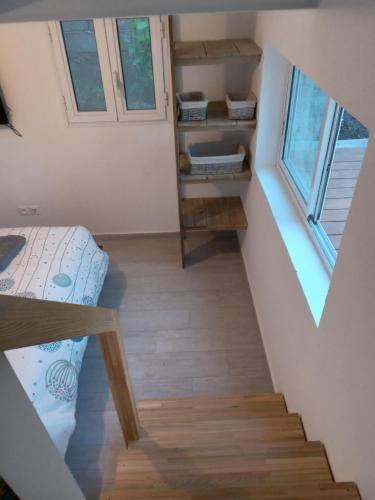 聖魯的住宿－Le Jardin，一个小房子,有楼梯和一张床