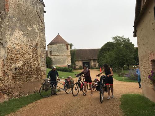 un grupo de personas con bicicletas en un camino de tierra en La Ferme au colombier, en NÃ©ron