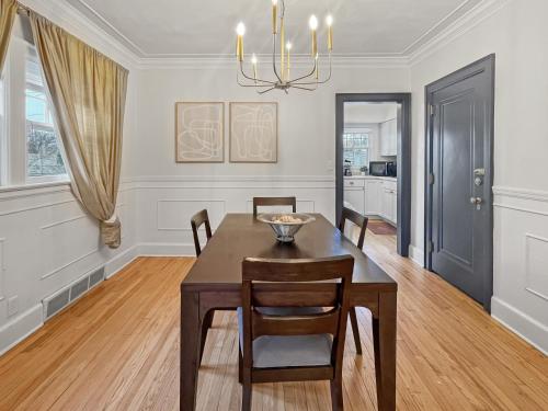 a dining room with a table and chairs at Cozy 3br Home By Ingersoll Restaurant Scene in Des Moines