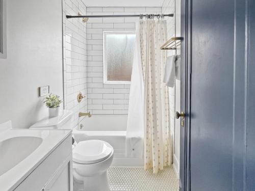 デモインにあるCozy 3br Home By Ingersoll Restaurant Sceneの白いバスルーム(トイレ、シンク付)