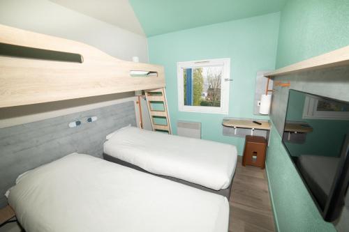 Habitación pequeña con 2 camas y ventana en Accueil Hotel Besançon, en Besançon