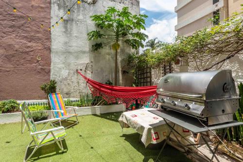 a grill sitting on a table in a backyard at Casa Charmosa de Vila - Lapa in Sao Paulo