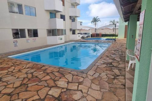 einem Pool vor einem Gebäude in der Unterkunft Apartamento no Ilha Bela 2 in Caldas Novas