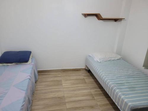 2 Betten nebeneinander in einem Zimmer in der Unterkunft Apartamento no Ilha Bela 2 in Caldas Novas