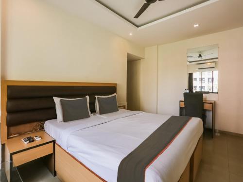 1 dormitorio con 1 cama grande y escritorio en Townhouse Marol Near Mumbai International Airport, en Bombay