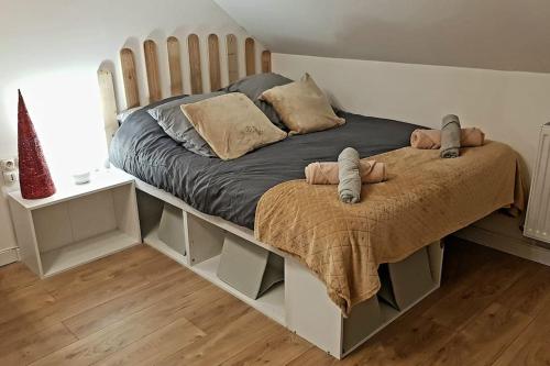 um quarto com uma cama grande e 2 almofadas em Le Sable d'Or - charme - détente em Amiens