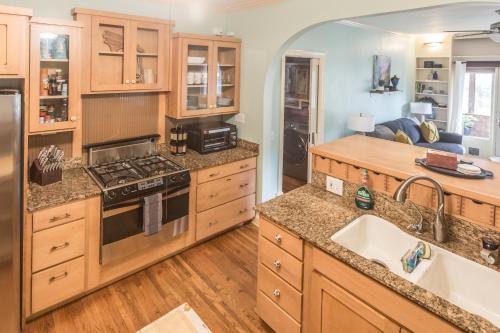 Köök või kööginurk majutusasutuses Nugget's Roost - Maple Ridge Gem