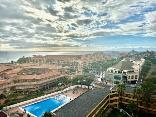uma vista aérea de uma cidade com uma piscina em Mara apartment with beautyful oceanview em Playa de las Americas