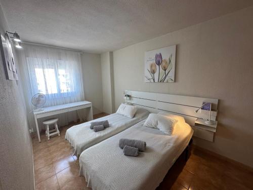 een hotelkamer met 2 bedden en een raam bij Mara apartment with beautyful oceanview in Playa de las Americas