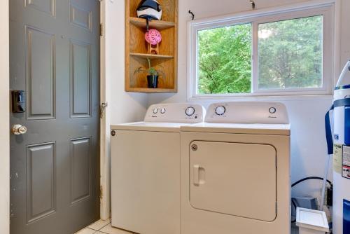 eine kleine Küche mit einem Waschbecken und einem Fenster in der Unterkunft Peaceful and Chic Oasis Fire Pit, Grill, Yard in Longview