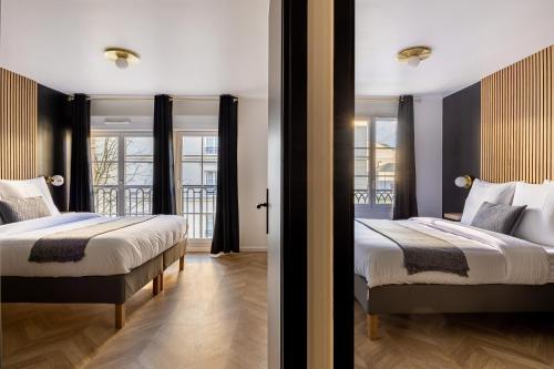 duas camas num quarto com duas janelas em Suite d'Exception, Disneyland Paris, 6 personnes em Serris