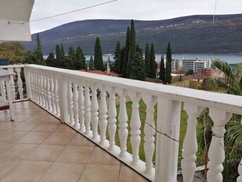 Biały balkon z widokiem na wodę w obiekcie Kumbor View Cosy apartment w mieście Kumbor