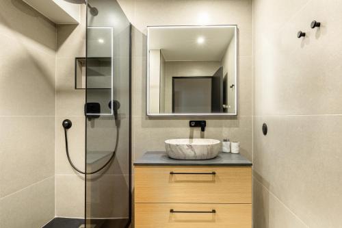 uma casa de banho com um lavatório e um espelho em Suite d'Exception, Disneyland Paris, 6 personnes em Serris