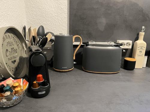 un piano di lavoro con un mucchio di utensili da cucina di City Apartment Messe Zentral PS4 Workspace a Francoforte sul Meno