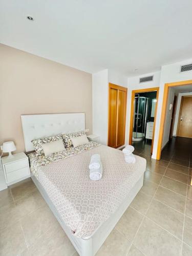 a bedroom with a white bed with two pillows at Apartamento luminoso cerca Salera in Castellón de la Plana