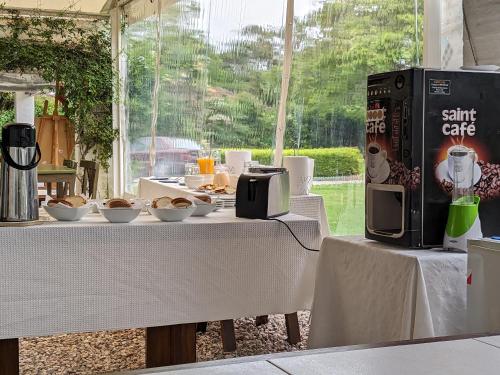 Příslušenství pro přípravu čaje a kávy v ubytování Arsamici Hotel