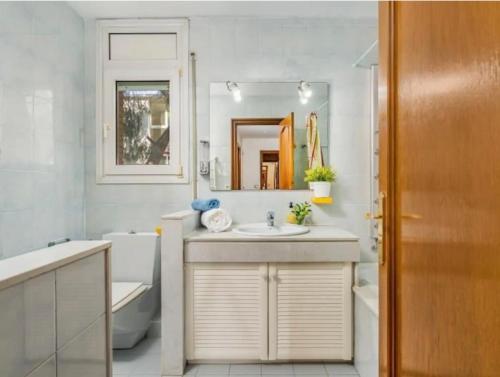 uma casa de banho com um lavatório, uma banheira e um espelho. em MAGNÍFICA RESIDENCIA em El Masnou