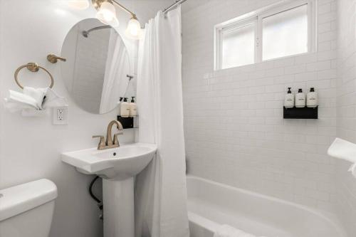 Baño blanco con lavabo y espejo en New 2 Bed Apartment Close to Downtown and Beach, en Santa Bárbara