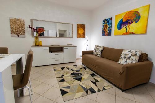 Il comprend un salon avec un canapé et une cuisine. dans l'établissement Casa Cecilia, à Casamassima