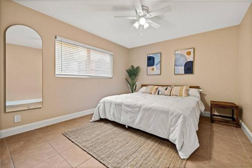 um quarto com uma cama e uma ventoinha de tecto em Funk Zone Apartment Walking Distance to the Beach em Santa Bárbara