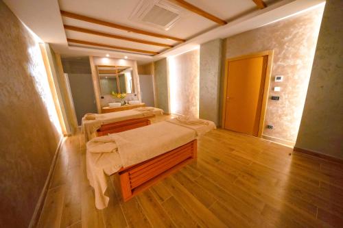 ein Zimmer mit zwei Betten und einem Spiegel in der Unterkunft Siu Collection - Ultra All Inclusive in Beldibi