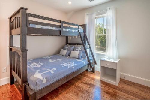 - une chambre avec des lits superposés et un couvre-lit bleu dans l'établissement Quiet, Pet Friendly, close to Edgartown and Oak Bluffs, à Edgartown