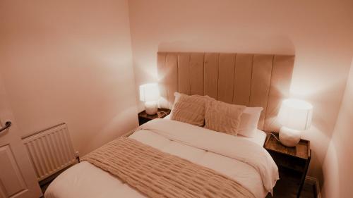 Postel nebo postele na pokoji v ubytování Royal Chambers Serviced Apartments