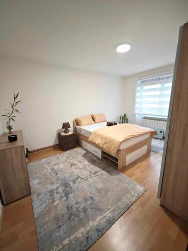 ein Schlafzimmer mit einem Bett und einem Teppich in der Unterkunft SarajVista in Sarajevo