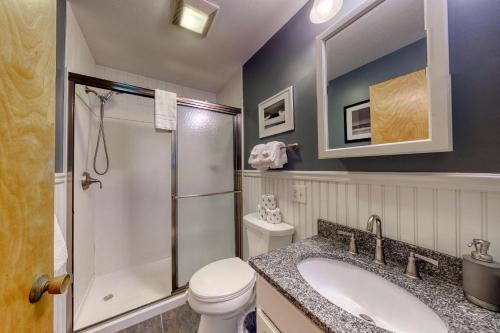 La salle de bains est pourvue de toilettes, d'un lavabo et d'une douche. dans l'établissement Long Sands Escape, à York