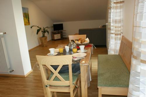 sala de estar con mesa pequeña y sillas en Ferienwohnungen Hollerberg Wohnung 1, en Regen