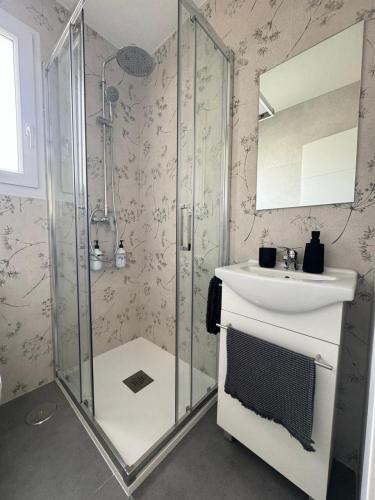 a bathroom with a shower and a sink at Bajo con terraza a 5 min de la playa (3 hab-6 per) in Santander
