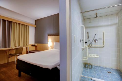 Ένα μπάνιο στο ibis Vitoria Praia do Canto