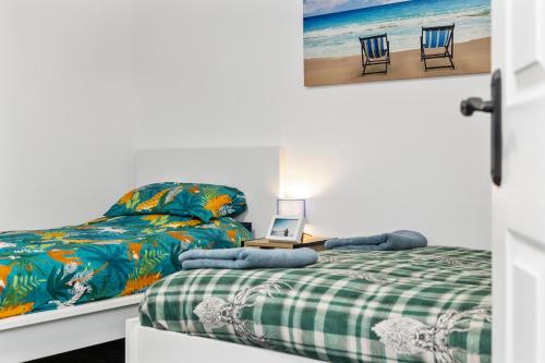 Un dormitorio con una cama y un ordenador portátil sobre una mesa. en Ballycastle Bolthole, en Ballycastle