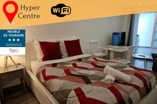 - une chambre avec un lit et une couette rouge et blanche dans l'établissement Gîte du Beauvoir Hyper Centre, à Blois