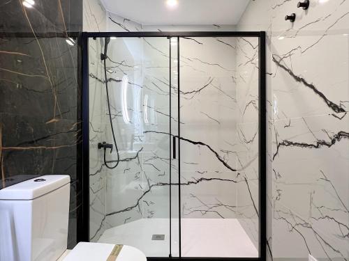 a shower with a glass door in a bathroom at Apartamento en la Gran Manzana in Valencia