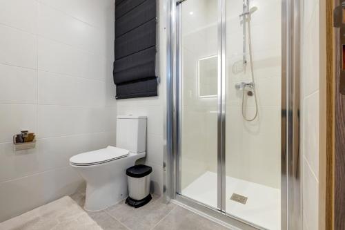 ein Bad mit einem WC und einer Dusche in der Unterkunft Valley's Edge Apartments in San Ġwann