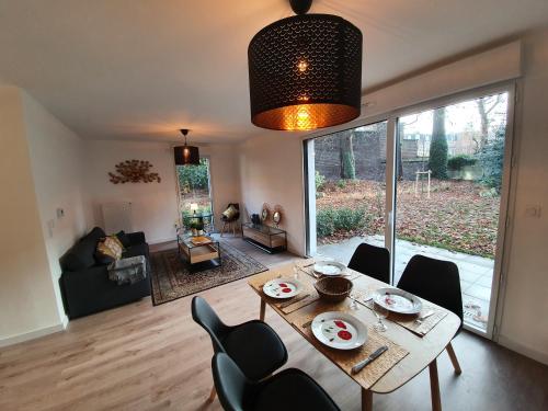 une salle à manger et un salon avec une table et des chaises dans l'établissement Lille Grand Palais, Europe, Bienvenue chez Nestyou, Lille, à Lille