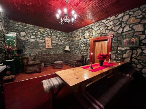 ein Zimmer mit einem Holztisch mit einer Kerze darauf in der Unterkunft LaConac Lupsa in Lupşa