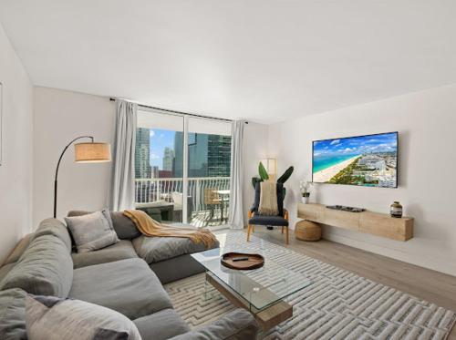 Brickell Luxe - Best Balcony - 32nd Fl - Luxe Waterfront & City Views - Furnished Balcony - Walk-Water-WiFi photo 18