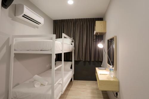 Katil dua tingkat atau katil-katil dua tingkat dalam bilik di Vio Hotel