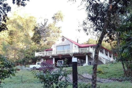 una casa con porche y valla en Casa Grande Guateque, en Guateque
