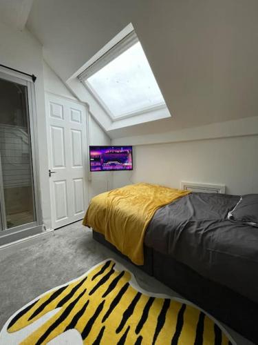 a bedroom with a bed and a skylight at 1 Bedroom flat with En-suite in Belle Isle